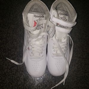 lightly used youth female classic reeboks 5411